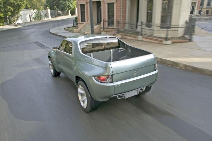  Mitsubishi Sport Truck Concept 2004 года  (фото 27 из 34)